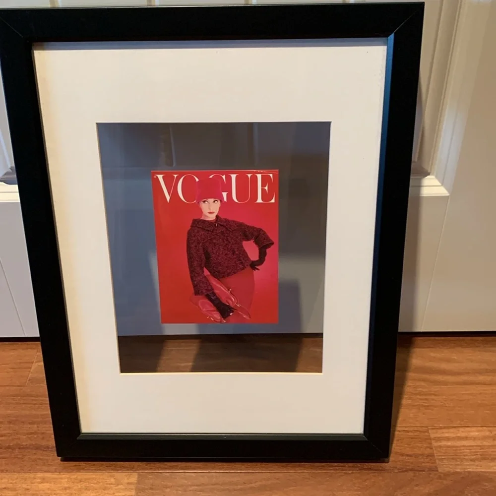 Framed Vogue cover. Black frame with glass background - Picture 3 of 6